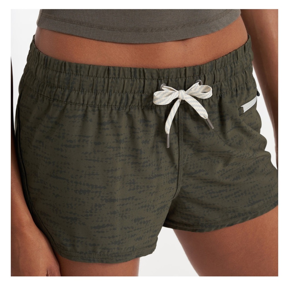 Vuori Clementine Short Size: Medium - discontinued color